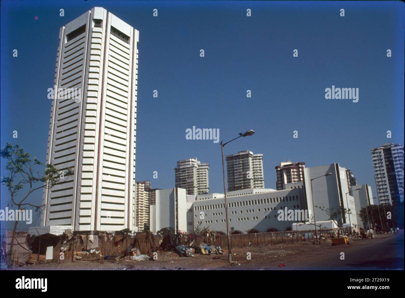 Il Mumbai World Trade Centre at Cuffe Parade è un grattacielo costruito nell'anno 1970. È il primo centro commerciale mondiale in India. Si compone di due torri, il M. Visvesaraya Industrial Research and Development Centre e l'IDBI. MVIRDC è anche conosciuto come Centre 1. Il WTC Mumbai promuove il commercio internazionale e gli investimenti attraverso una serie di servizi e strutture. Il Centro integra le imprese indiane e il commercio internazionale Foto Stock