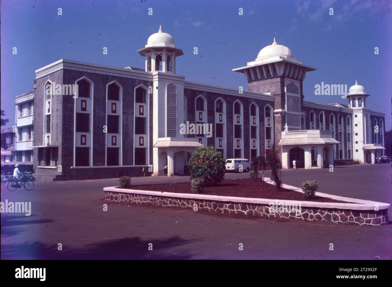 La Shivaji University, fondata nel 1962, è un'università statale con sede a Kolhapur, Maharashtra, India. L'università, con un campus esteso su 853 acri, prende il nome da Shivaji i, che regnò come primo Maratha Chhatrapati dal 1674 al 1680. Foto Stock La Shivaji University, fondata nel 1962, è un'università statale con sede a Kolhapur, Maharashtra, India. L'università, con un campus esteso su 853 acri, prende il nome da Shivaji i, che regnò come primo Maratha Chhatrapati dal 1674 al 1680. Foto Stock