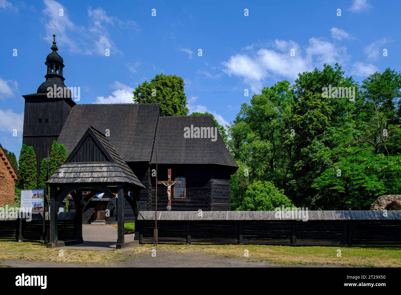 La chiesa di Pietro e Paolo, una chiesa in legno grezzo del 1788, è uno dei monumenti architettonici di Roznow (Rosen), comune di Wolczyn, Kluczbork d Foto Stock