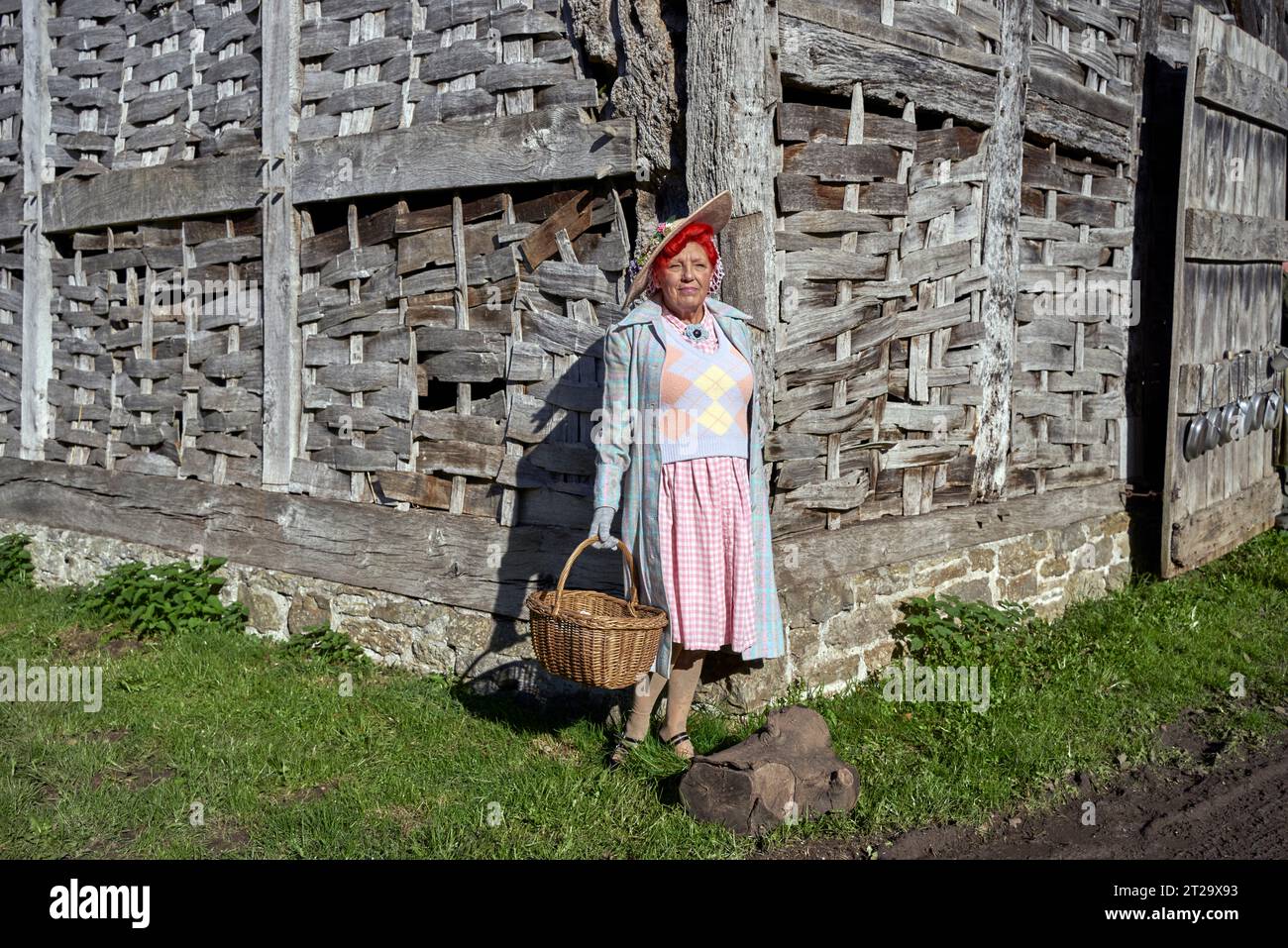 Abito vintage donna anni '1940 alla mostra degli anni '1940, Avoncroft Museum, Bromsgrove, Inghilterra Regno Unito Foto Stock