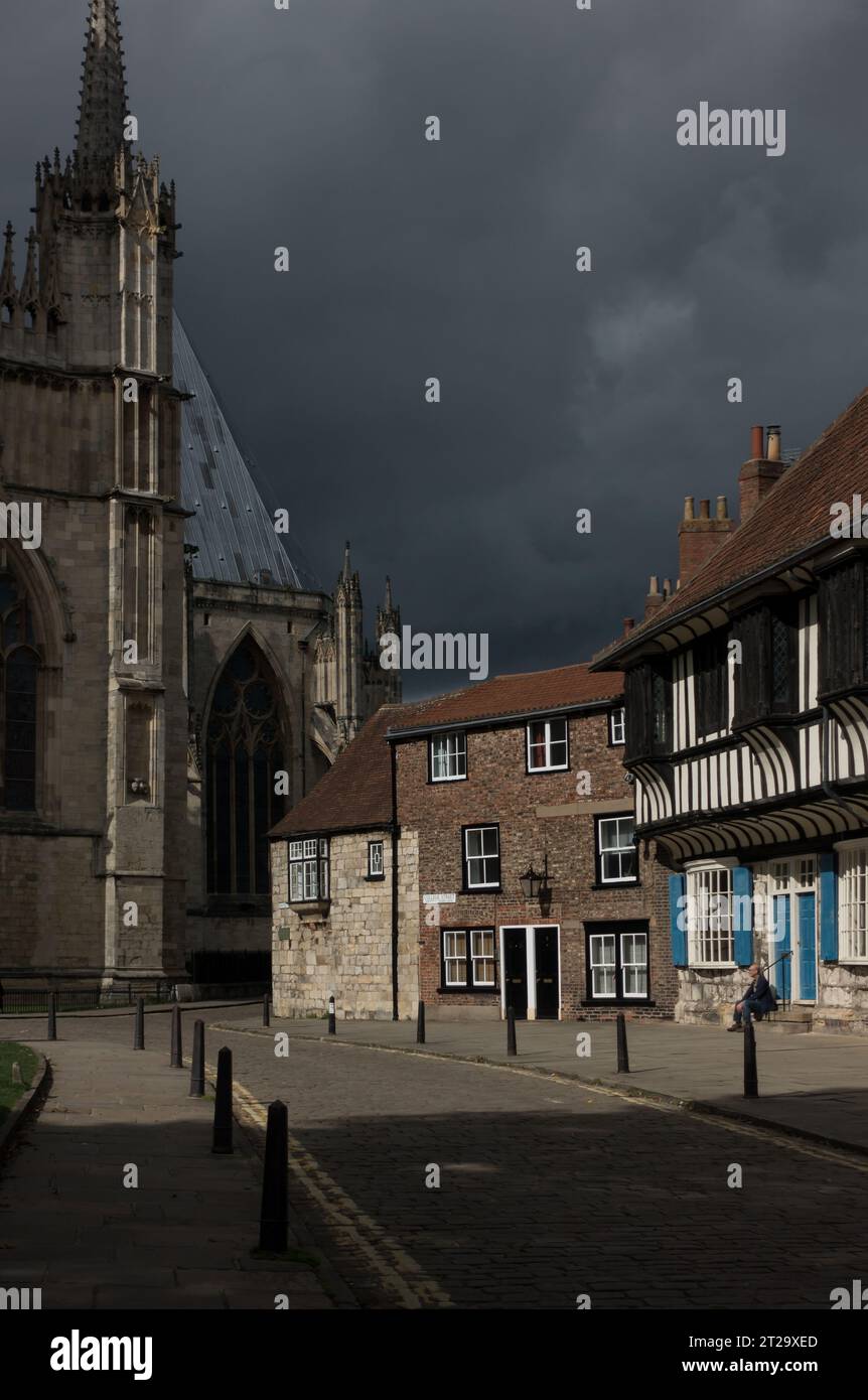 Bellissime case con travi a College Street, York, Inghilterra Foto Stock