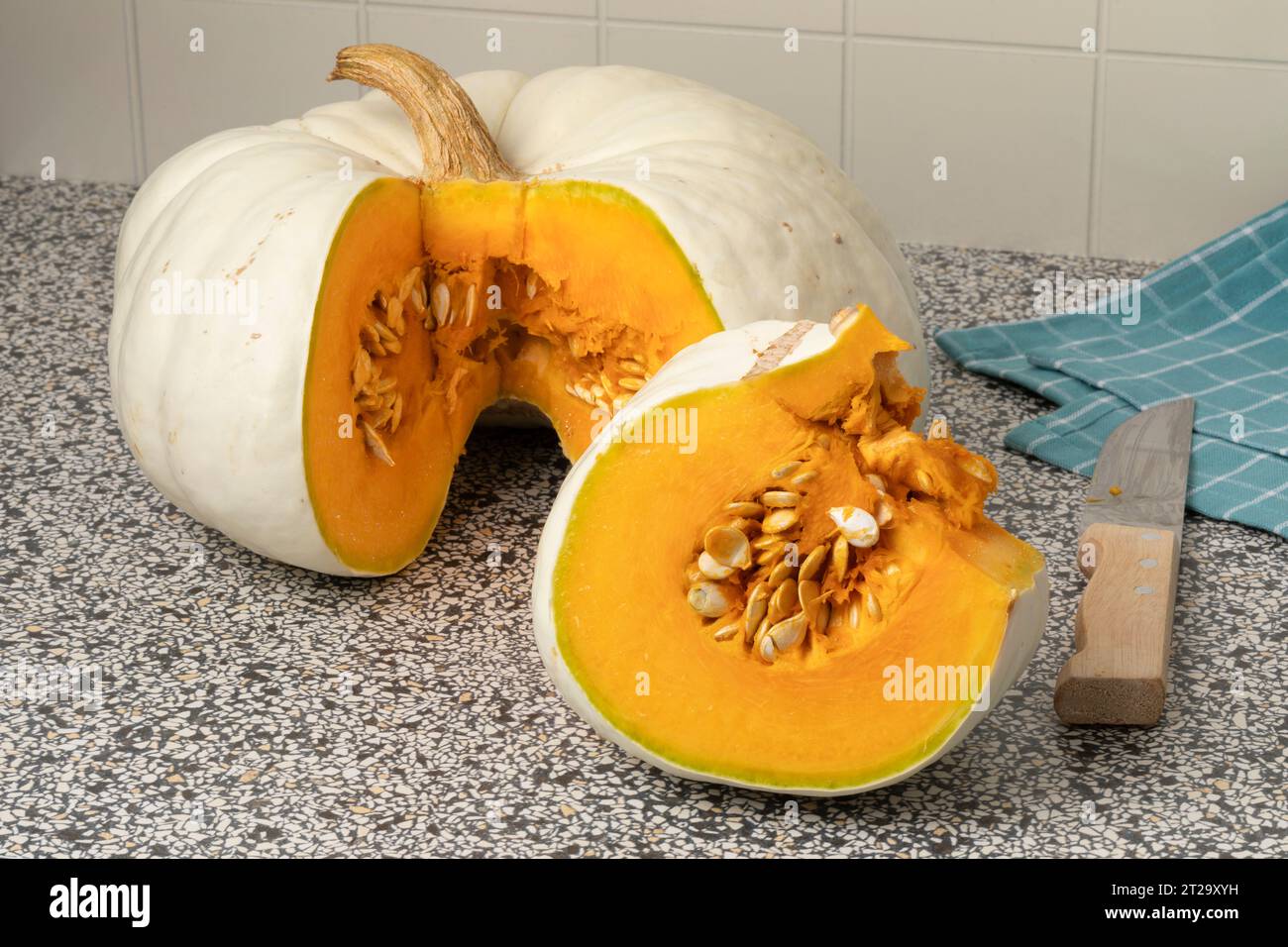 Zucca boera bianca fresca e un cuneo da vicino Foto Stock