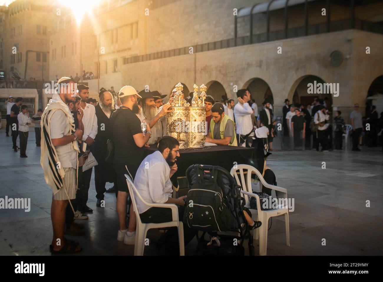 Ebrei che leggono la Torah a Gerusalemme con un bel sole serale, credenze religiose Foto Stock