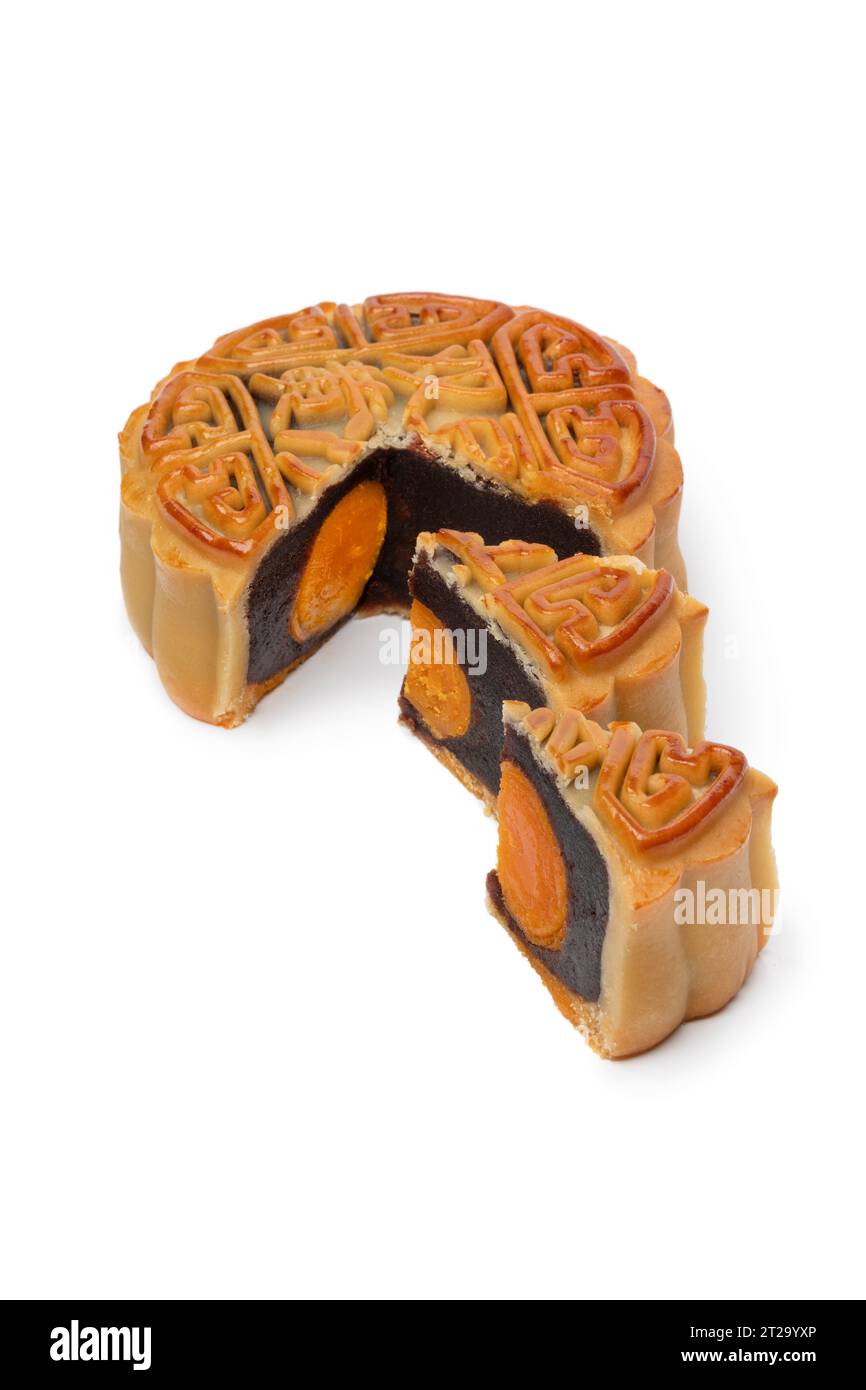 Torta lunare cinese tradizionale appena sfornata con un ripieno di pasta di fagioli rossi e uova isolate su sfondo bianco da vicino Foto Stock