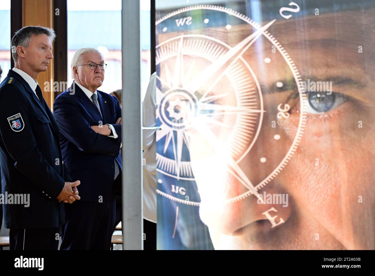 Meiningen, Germania. 18 ottobre 2023. Il presidente federale Frank-Walter Steinmeier (r) e Jürgen Loyen, capo del Centro di formazione della polizia della Turingia, visitano il centro di competenza sociale del centro di formazione. Steinmeier ha trasferito la sua residenza ufficiale a Meiningen per tre giorni come parte del "Local Time Germany". Le fermate fuori Berlino sono progettate per parlare ai cittadini delle sfide, dei desideri e delle preoccupazioni attuali. Credito: Martin Schutt/dpa/Alamy Live News Foto Stock