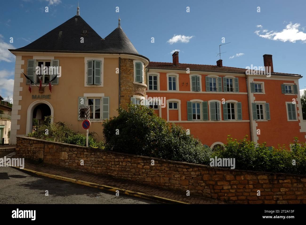 La Mairie del villaggio di le Bois-dOingt, tetto in piastrelle coniche, torre in pietra e finestre a persiana nell'Alvernia-Rhône-Alpes, Francia Foto Stock