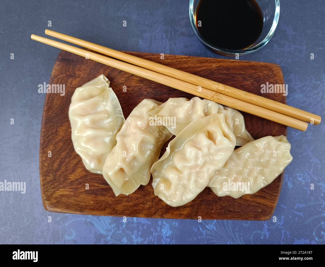 diversi gyoza in un piatto di legno, in primo piano Foto Stock