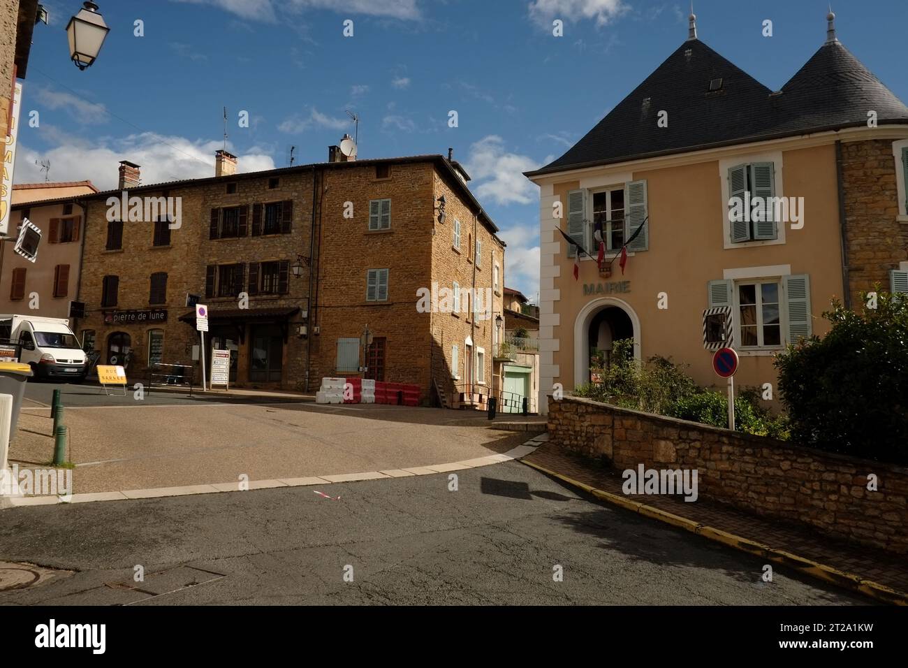 Vecchi condomini e Mairie del villaggio di le Bois-dOingt, tetto in piastrelle coniche, torre in pietra e finestre a persiane nell'Alvernia-Rhône-Alpes, Francia Foto Stock