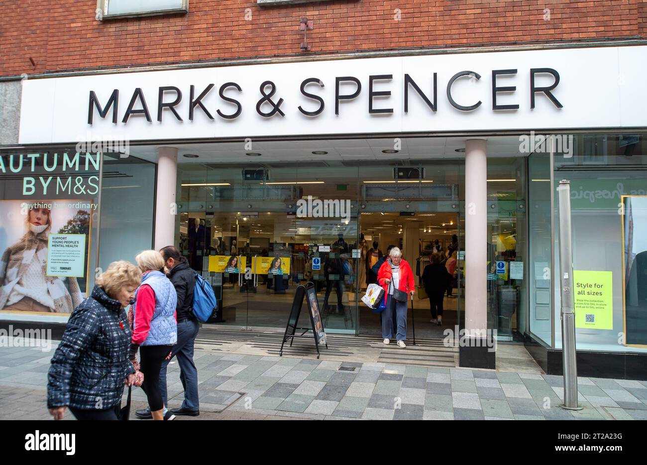 Maidenhead, Berkshire, Regno Unito. 18 ottobre 2023. Gli amanti dello shopping passeranno davanti a un negozio Marks & Spencer a Maidenhead, Berkshire. L'Office for National Statistics ha riferito che il tasso d'inflazione del Regno Unito è rimasto al 6,7% a settembre, lo stesso tasso di agosto. Il prezzo dei prodotti alimentari e delle bevande analcoliche è sceso per la prima volta dal settembre 2021, ma i costi della benzina e del gasolio continuano ad aumentare. Credito: Maureen McLean/Alamy Live News Foto Stock