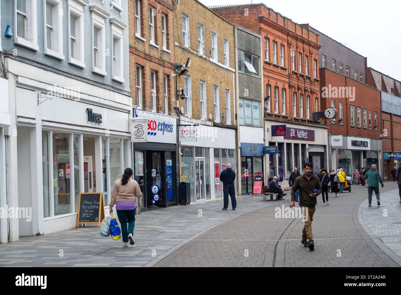 Maidenhead, Berkshire, Regno Unito. 18 ottobre 2023. Negozi a Maidenhead High Street, Berkshire. L'Office for National Statistics ha riferito che il tasso d'inflazione del Regno Unito è rimasto al 6,7% a settembre, lo stesso tasso di agosto. Il prezzo dei prodotti alimentari e delle bevande analcoliche è sceso per la prima volta dal settembre 2021, ma i costi della benzina e del gasolio continuano ad aumentare. Credito: Maureen McLean/Alamy Live News Foto Stock