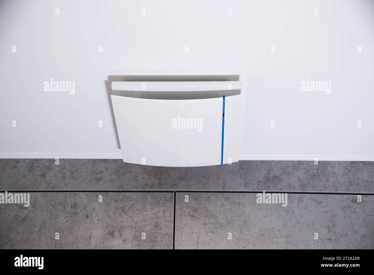 Moderna ventilazione di scarico in bagno con valvola di non ritorno e soffitto allungato. Umidità nella stanza. Foto Stock