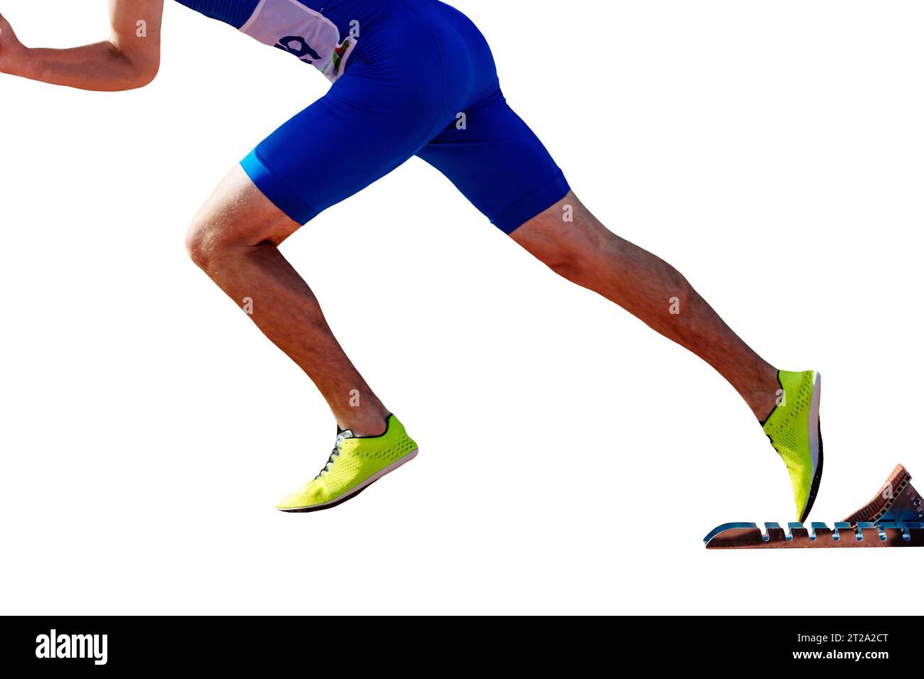l'atleta maschile inizia a correre nei blocchi di partenza della gara sprint isolati su sfondo bianco Foto Stock