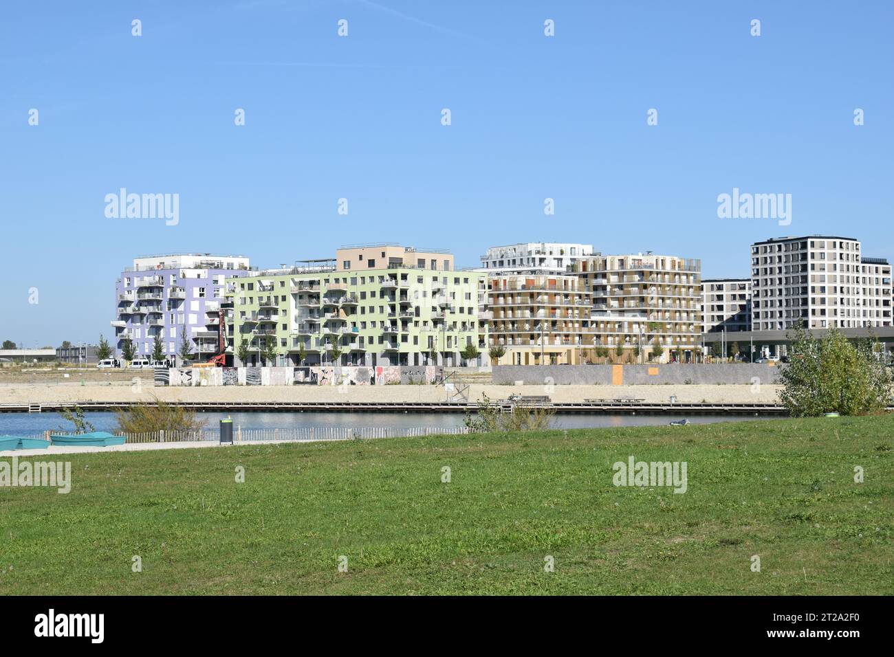 VIENNA, AUSTRIA - 2 OTTOBRE 2023: Edifici residenziali e il lago a Seestadt Aspern, una delle aree di sviluppo urbano più grandi d'Europa. Foto Stock