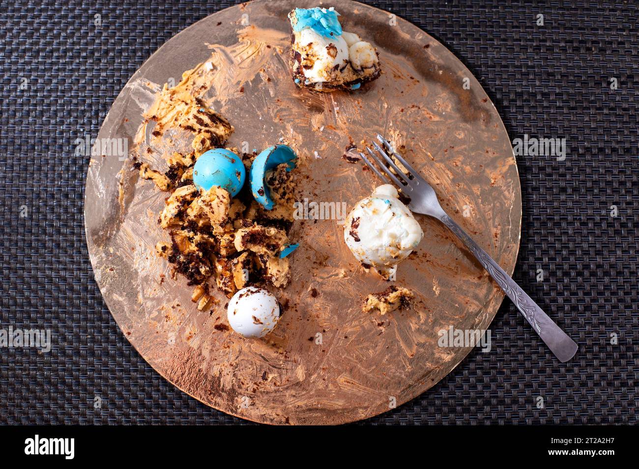 I resti di una torta a metà mangiata. Concetto di cibo spazzatura di zucchero, dieta, primo piano Foto Stock