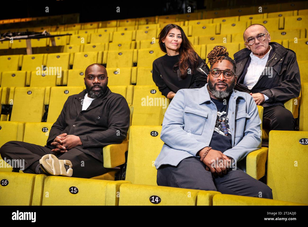 Il team creativo "Free Your Mind" Michael "Mikey J" Asante, es Devlin, Danny Boyle e Kenrick "H2O" Sandy all'interno di Aviva Studios, il nuovo punto di riferimento culturale di Manchester e la sede permanente di Factory International, prima della sua apertura ufficiale e della prima mondiale di Free Your Mind, prestazioni immersive su larga scala basate su Matrix. Data foto: Mercoledì 18 ottobre 2023. Foto Stock