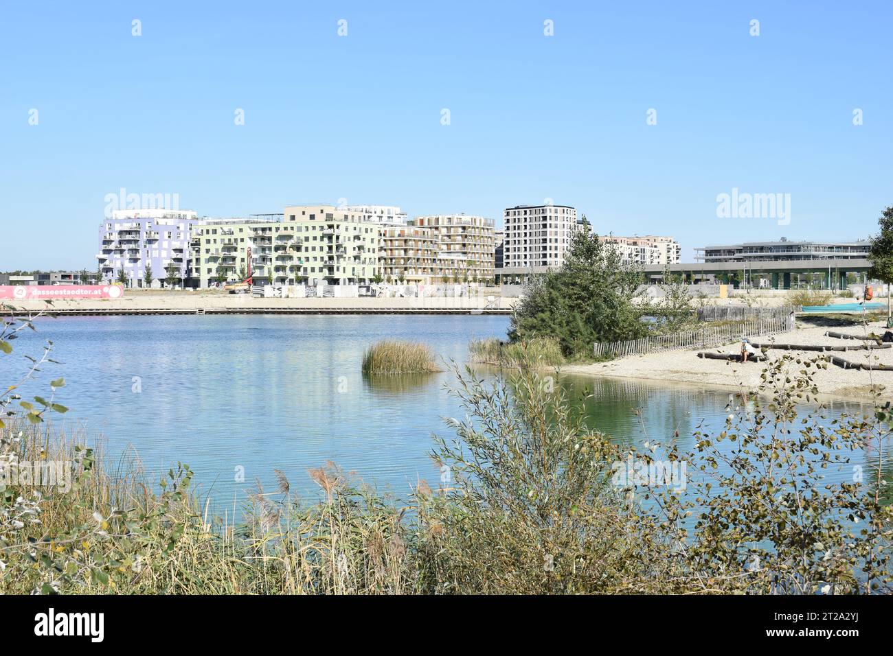 VIENNA, AUSTRIA - 2 OTTOBRE 2023: Edifici residenziali e il lago a Seestadt Aspern, una delle aree di sviluppo urbano più grandi d'Europa. Foto Stock