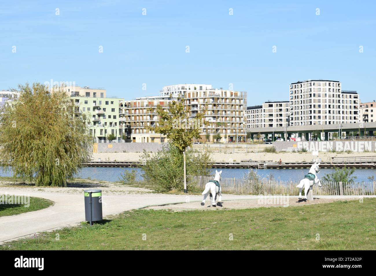 VIENNA, AUSTRIA - 2 OTTOBRE 2023: Edifici residenziali e il lago a Seestadt Aspern, una delle aree di sviluppo urbano più grandi d'Europa. Foto Stock