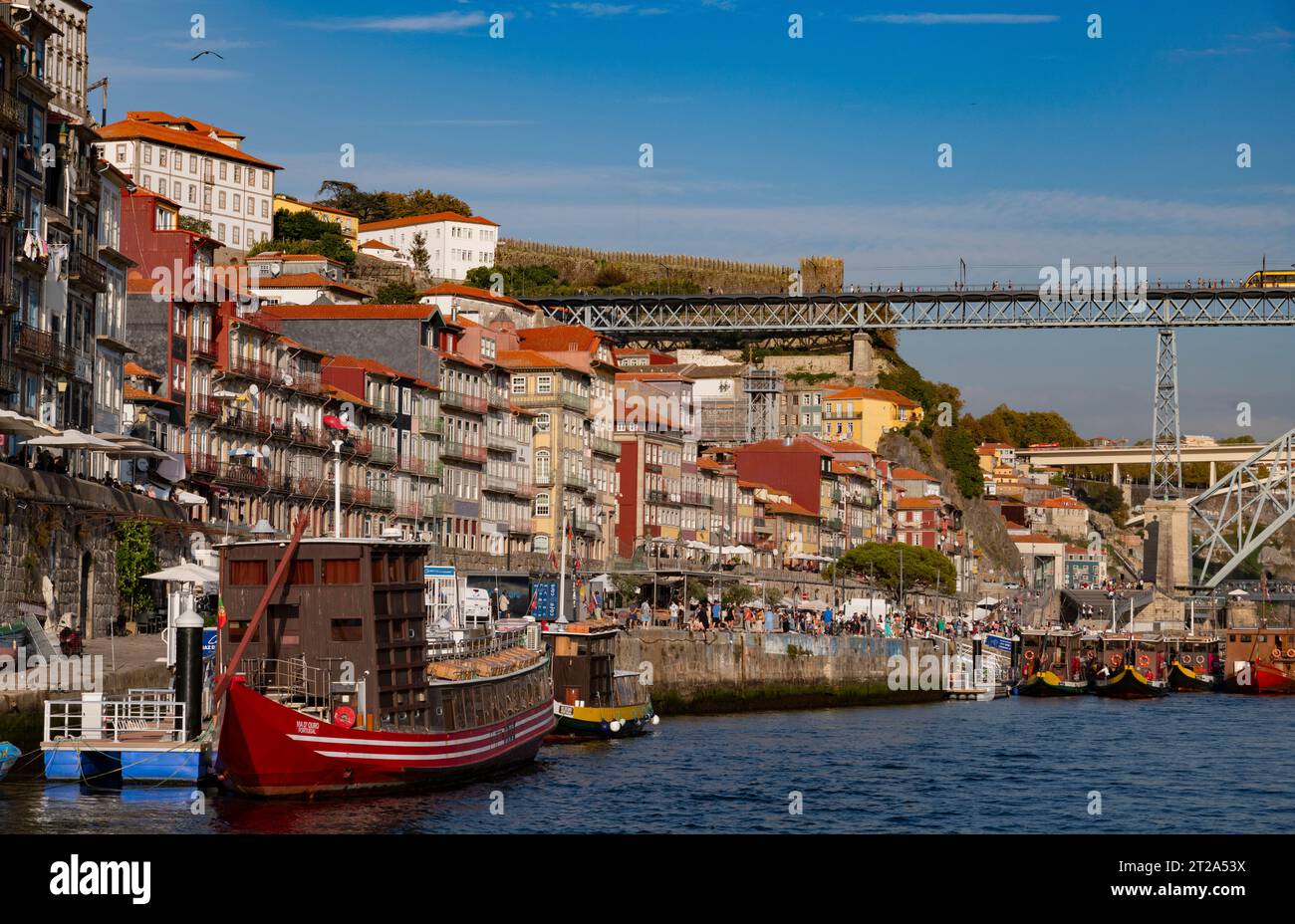 Cais da Ribeira da una gita in barca di 6 ponti sul fiume Douro, Porto, Portogallo Foto Stock