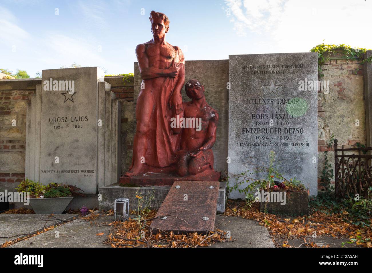 Tombe di Lajos Orosz, Sandor Kellner, Laszlo Bors, Dezso Entzbruder nel nuovo cimitero di San Michele (Uj Szent Mihaly temeto), Sopron, Ungheria Foto Stock