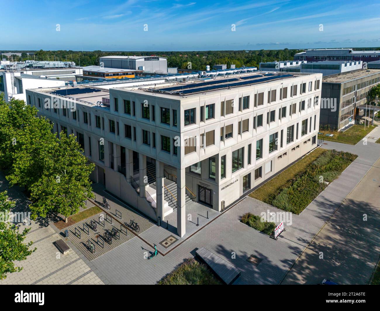 Leichtbauforschung im Forschungszentrum 3H an der BTU Cottbus DEU/Brandenburg/Cottbus Â Das Forschungszentrum 3H am Zentralcampus der Brandenburgischen Technischen Universität Cottbus-Senftenberg BTU wurde im Juni 2023 eröffnet. Die Leichtbauforschung auf dem Gebiet der Faser-Kunststoff-Verbunde FKV ist an der Brandenburgischen Technischen Universität Cottbus Senftenberg BTU ein erfolgreicher Forschungsschwerpunkt. Leichtbau ist eine Schlüsseltechnologie, das Forschungszentrum 3H ermöglicht nun erstmals die interdisziplinäre Zusammenarbeit im Bereich der metall- und kunststoffintensiven Leicht Foto Stock