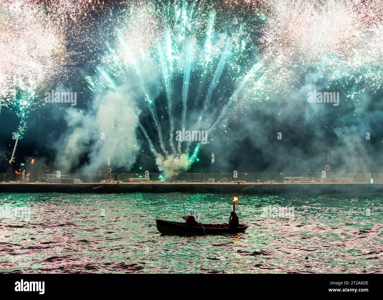 Fantastici fuochi d'artificio durante i festeggiamenti dell'Armata, una consuetudine locale annuale dell'isola di Spetses, Grecia, Europa, che rappresenta una battaglia navale Foto Stock