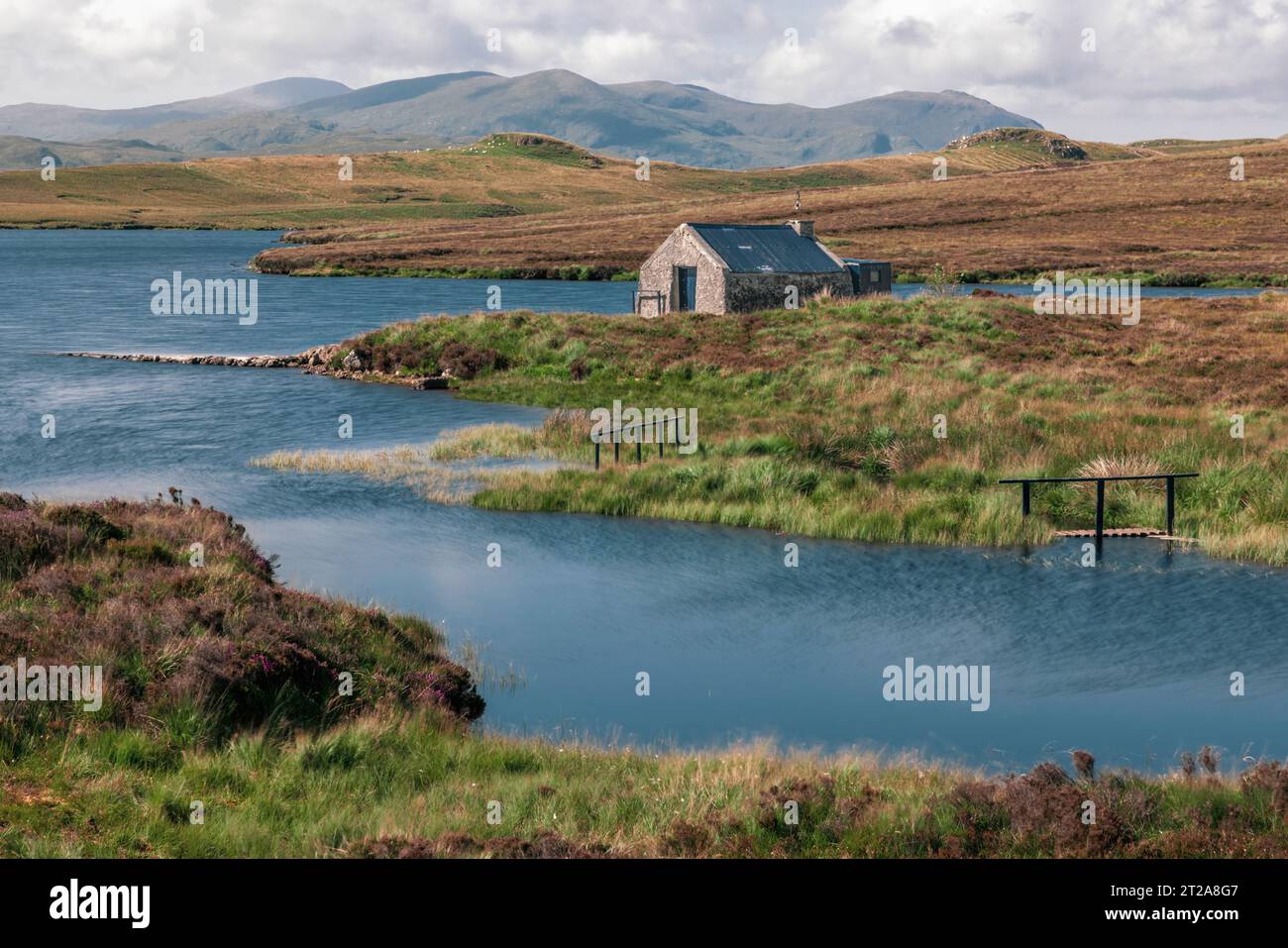 Pittoresco rifugio per barche a Loch Bhaltois, vicino a Kinloch, Isola di Lewis, Scozia. Foto Stock