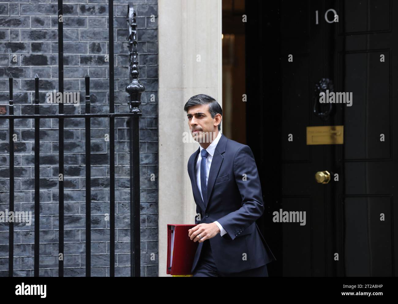 PM Rishi Sunak lascia No. 10 Downing Street per dirigersi verso PMQ in mezzo al conflitto di Gaza 18 ottobre 2023, Londra, Regno Unito Foto Stock
