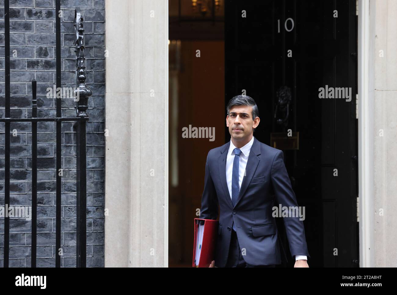 PM Rishi Sunak lascia No. 10 Downing Street per dirigersi verso PMQ in mezzo al conflitto di Gaza 18 ottobre 2023, Londra, Regno Unito Foto Stock