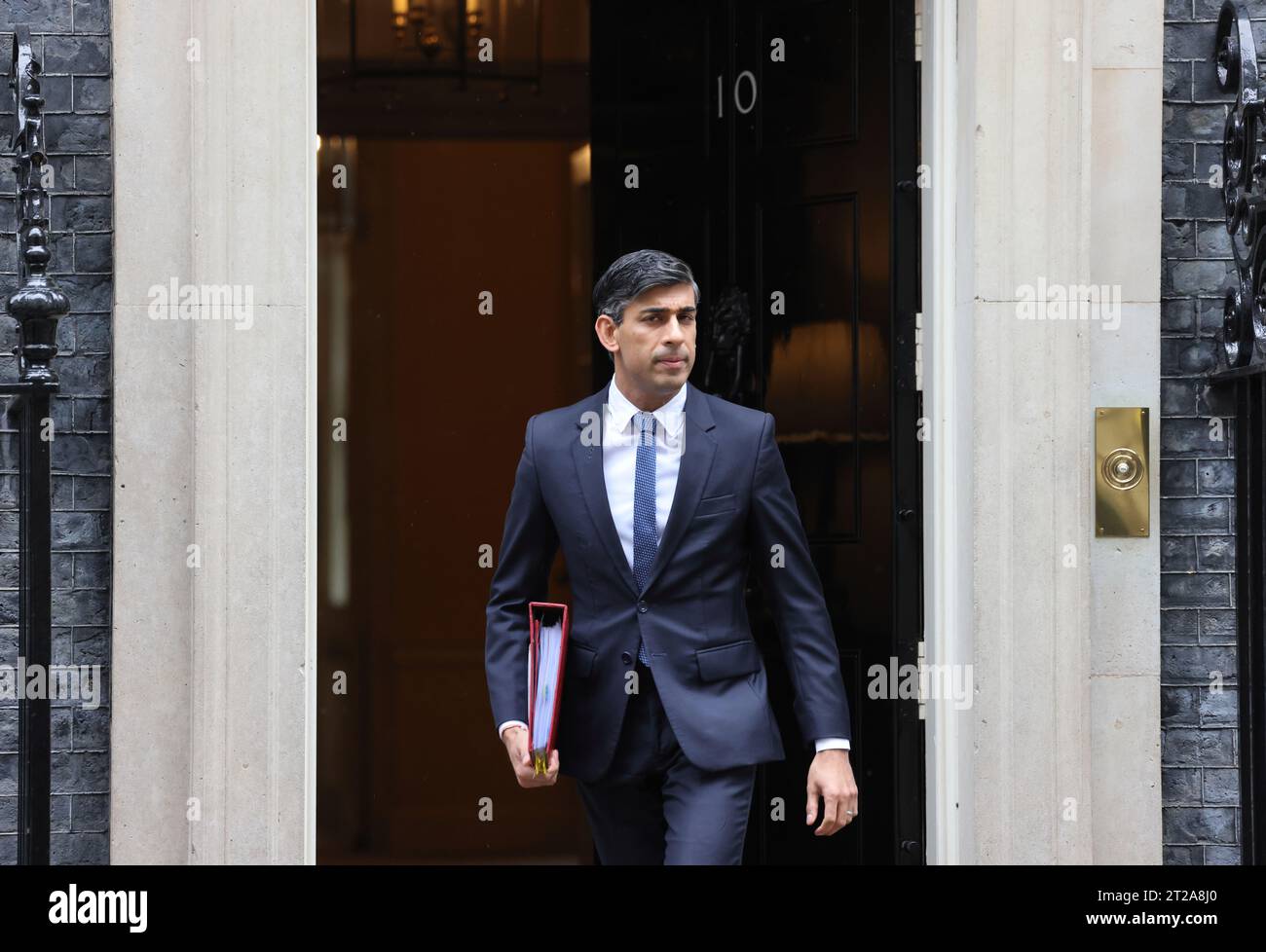 PM Rishi Sunak lascia No. 10 Downing Street per dirigersi verso PMQ in mezzo al conflitto di Gaza 18 ottobre 2023, Londra, Regno Unito Foto Stock