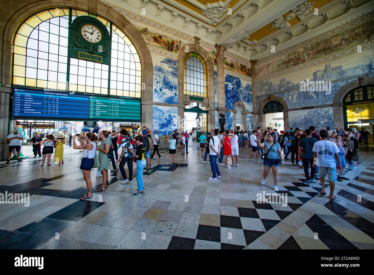 Azulejos a Estacao de Sao Bento, stazione ferroviaria, Porto, Portogallo Foto Stock