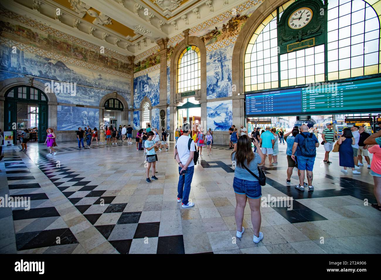 Azulejos a Estacao de Sao Bento, stazione ferroviaria, Porto, Portogallo Foto Stock