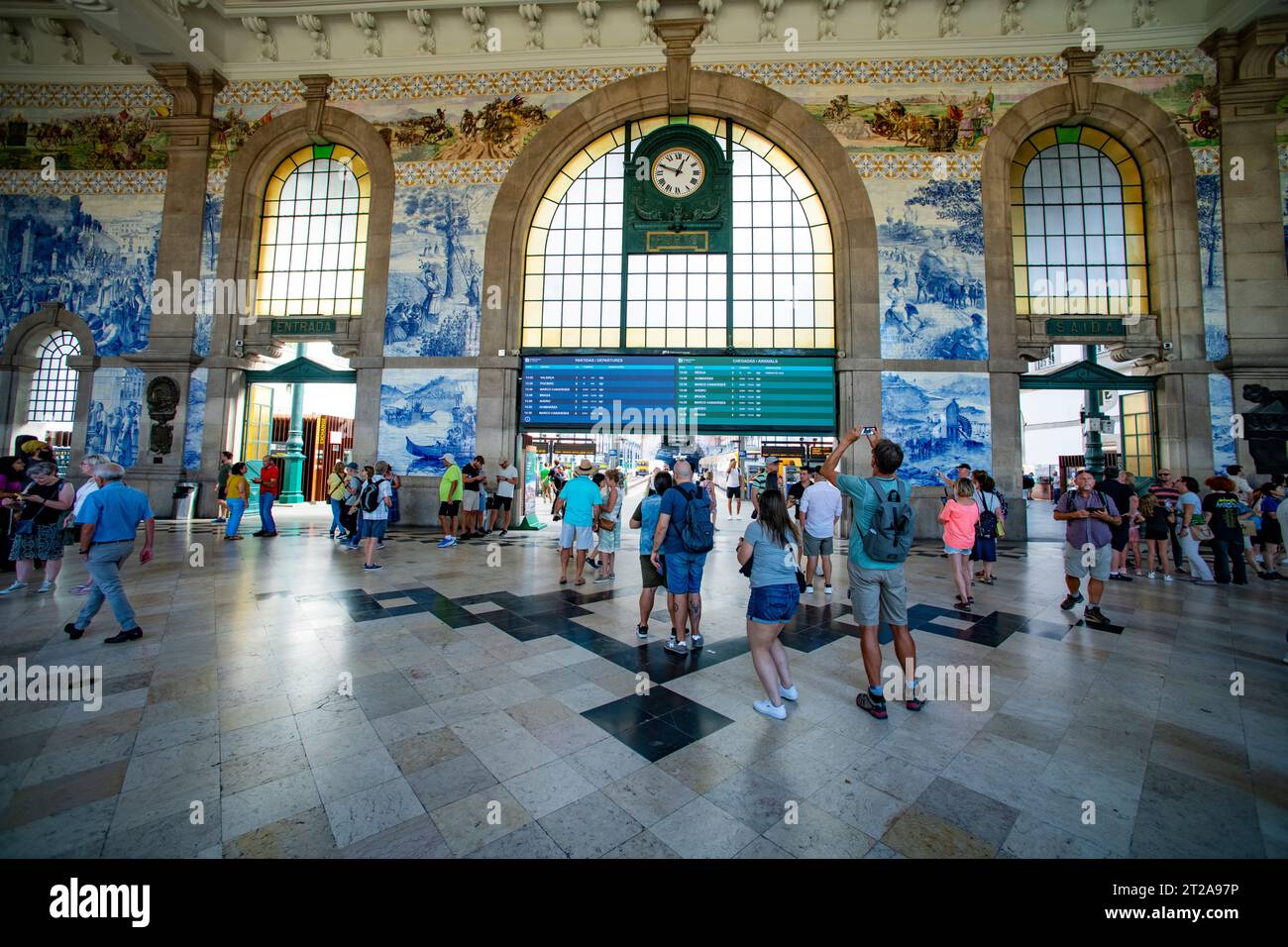 Azulejos a Estacao de Sao Bento, stazione ferroviaria, Porto, Portogallo Foto Stock