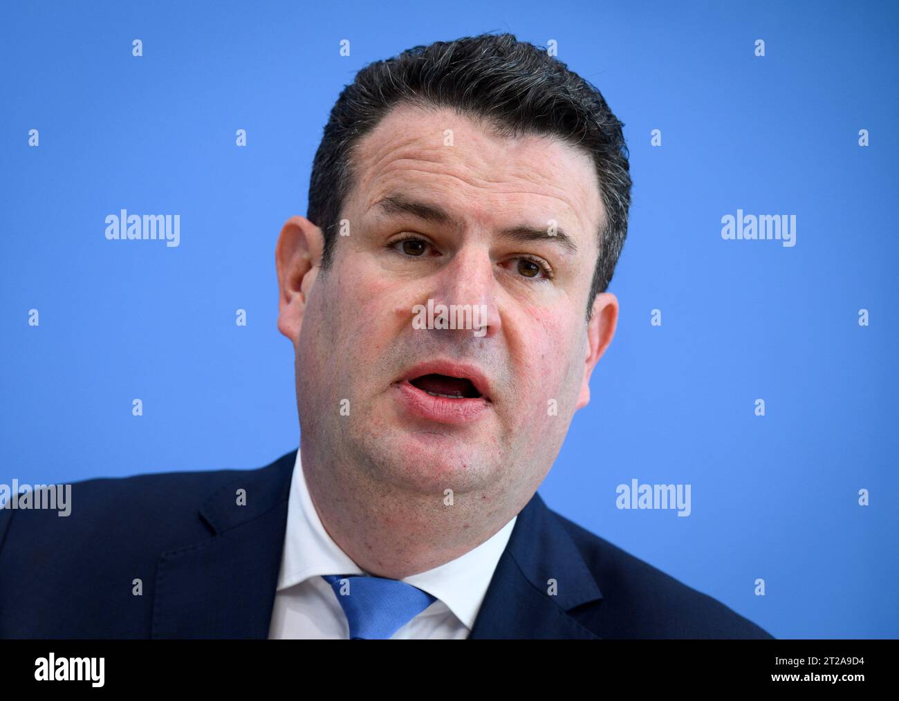 Berlino, Germania. 18 ottobre 2023. Hubertus Heil (SPD), ministro federale del lavoro e degli affari sociali, informa la conferenza stampa federale sulle misure previste per l'integrazione del mercato del lavoro. Crediti: Bernd von Jutrczenka/dpa/Alamy Live News Foto Stock
