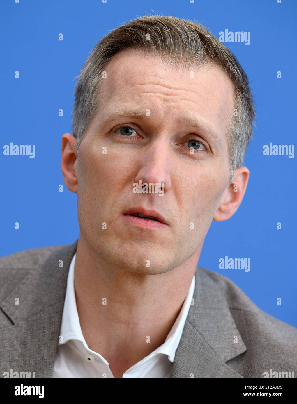 Berlino, Germania. 18 ottobre 2023. Daniel Terzenbach, Direttore regionale dell'Agenzia federale per l'occupazione, informa la conferenza stampa federale sulle misure previste per l'integrazione del mercato del lavoro. Terzenbach diventerà il rappresentante speciale del governo federale per l'integrazione del mercato del lavoro. Crediti: Bernd von Jutrczenka/dpa/Alamy Live News Foto Stock