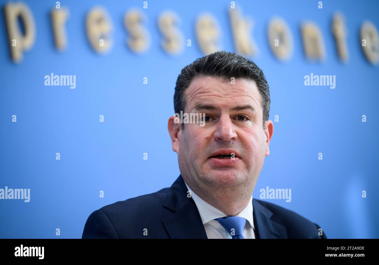 Berlino, Germania. 18 ottobre 2023. Hubertus Heil (SPD), ministro federale del lavoro e degli affari sociali, informa la conferenza stampa federale sulle misure previste per l'integrazione del mercato del lavoro. Crediti: Bernd von Jutrczenka/dpa/Alamy Live News Foto Stock