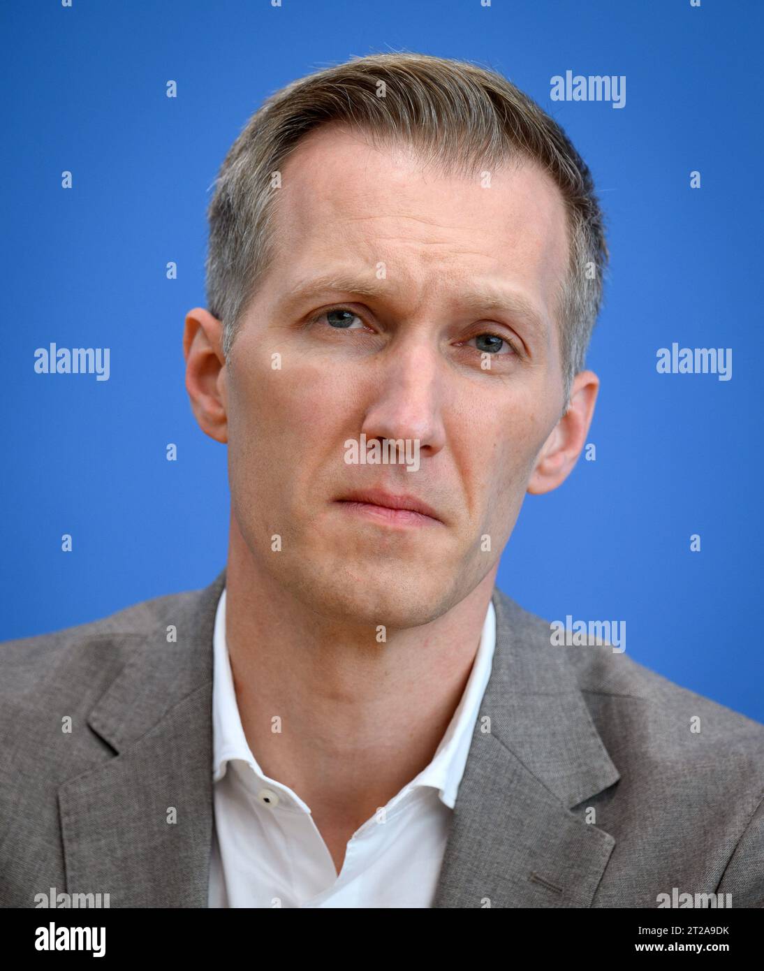 Berlino, Germania. 18 ottobre 2023. Daniel Terzenbach, Direttore regionale dell'Agenzia federale per l'occupazione, informa la conferenza stampa federale sulle misure previste per l'integrazione del mercato del lavoro. Terzenbach diventerà il rappresentante speciale del governo federale per l'integrazione del mercato del lavoro. Crediti: Bernd von Jutrczenka/dpa/Alamy Live News Foto Stock