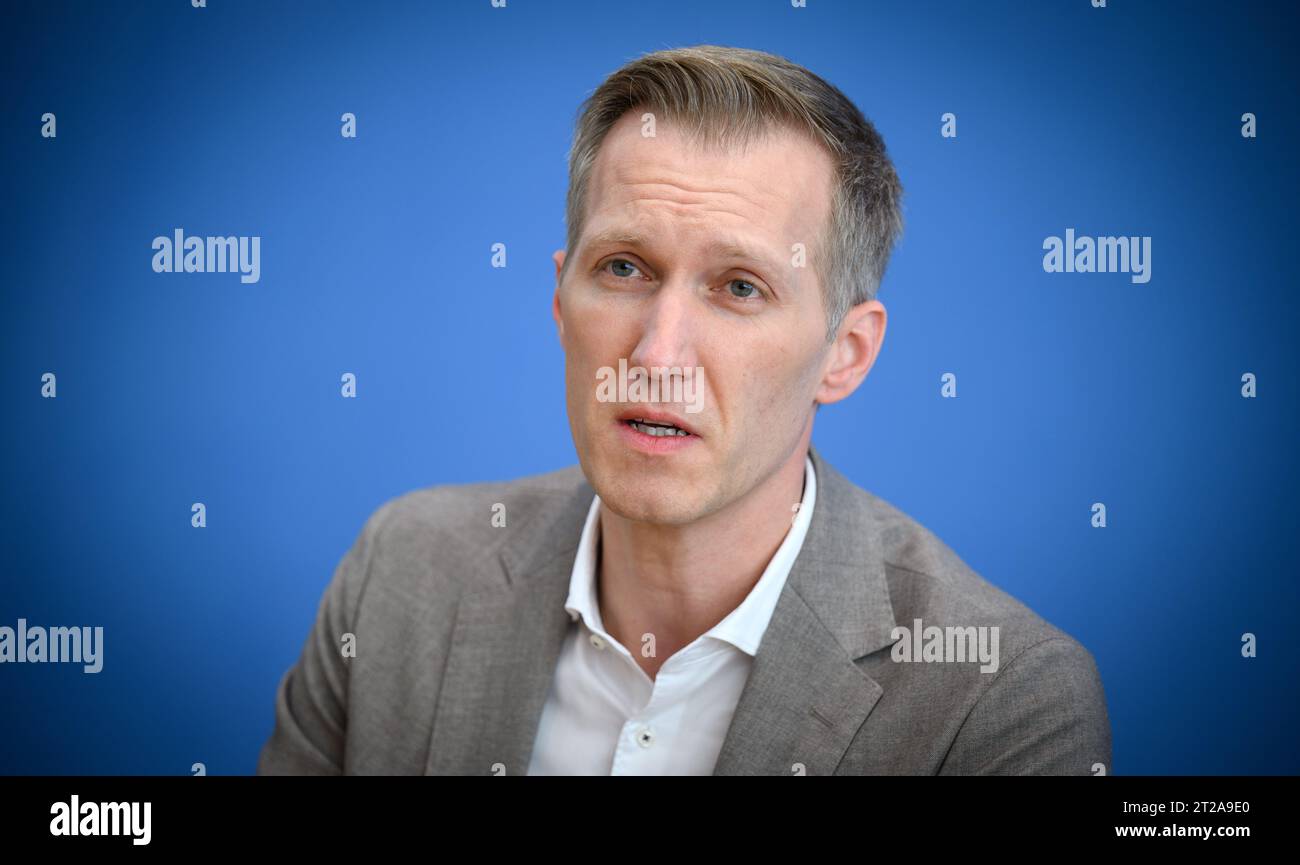 Berlino, Germania. 18 ottobre 2023. Daniel Terzenbach, Direttore regionale dell'Agenzia federale per l'occupazione, informa la conferenza stampa federale sulle misure previste per l'integrazione del mercato del lavoro. Terzenbach diventerà il rappresentante speciale del governo federale per l'integrazione del mercato del lavoro. Crediti: Bernd von Jutrczenka/dpa/Alamy Live News Foto Stock