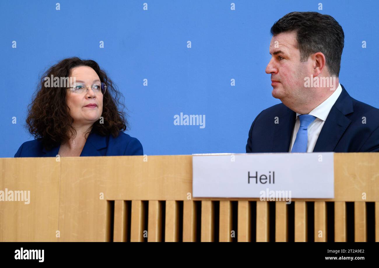 Berlino, Germania. 18 ottobre 2023. Hubertus Heil (r, SPD), Ministro federale del lavoro e degli affari sociali, e Andrea Nahles, presidente del Comitato esecutivo dell'Agenzia federale per l'occupazione, forniscono informazioni alla conferenza stampa federale sulle misure previste per l'integrazione del mercato del lavoro. Crediti: Bernd von Jutrczenka/dpa/Alamy Live News Foto Stock