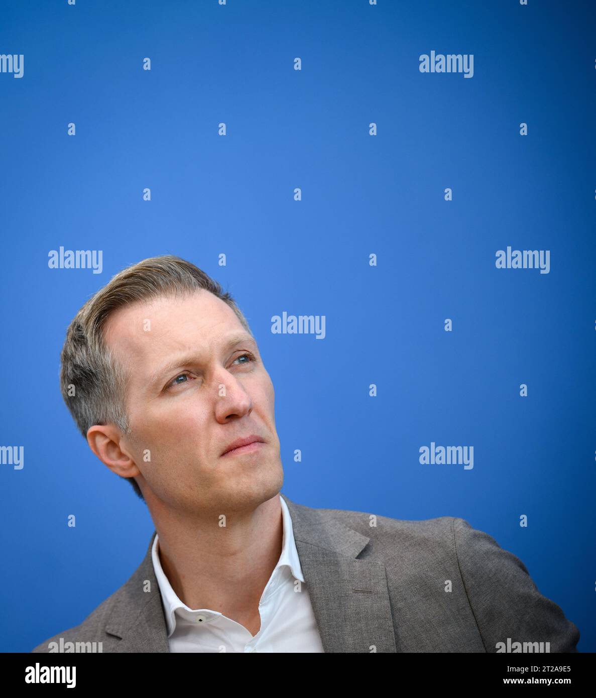 Berlino, Germania. 18 ottobre 2023. Daniel Terzenbach, Direttore regionale dell'Agenzia federale per l'occupazione, informa la conferenza stampa federale sulle misure previste per l'integrazione del mercato del lavoro. Terzenbach diventerà il rappresentante speciale del governo federale per l'integrazione del mercato del lavoro. Crediti: Bernd von Jutrczenka/dpa/Alamy Live News Foto Stock