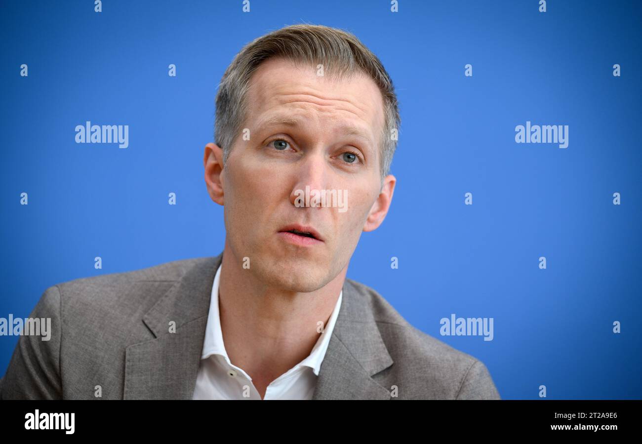 Berlino, Germania. 18 ottobre 2023. Daniel Terzenbach, Direttore regionale dell'Agenzia federale per l'occupazione, informa la conferenza stampa federale sulle misure previste per l'integrazione del mercato del lavoro. Terzenbach diventerà il rappresentante speciale del governo federale per l'integrazione del mercato del lavoro. Crediti: Bernd von Jutrczenka/dpa/Alamy Live News Foto Stock
