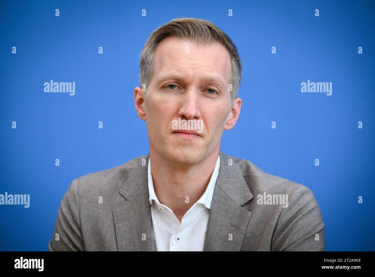 Berlino, Germania. 18 ottobre 2023. Daniel Terzenbach, Direttore regionale dell'Agenzia federale per l'occupazione, informa la conferenza stampa federale sulle misure previste per l'integrazione del mercato del lavoro. Terzenbach diventerà il rappresentante speciale del governo federale per l'integrazione del mercato del lavoro. Crediti: Bernd von Jutrczenka/dpa/Alamy Live News Foto Stock