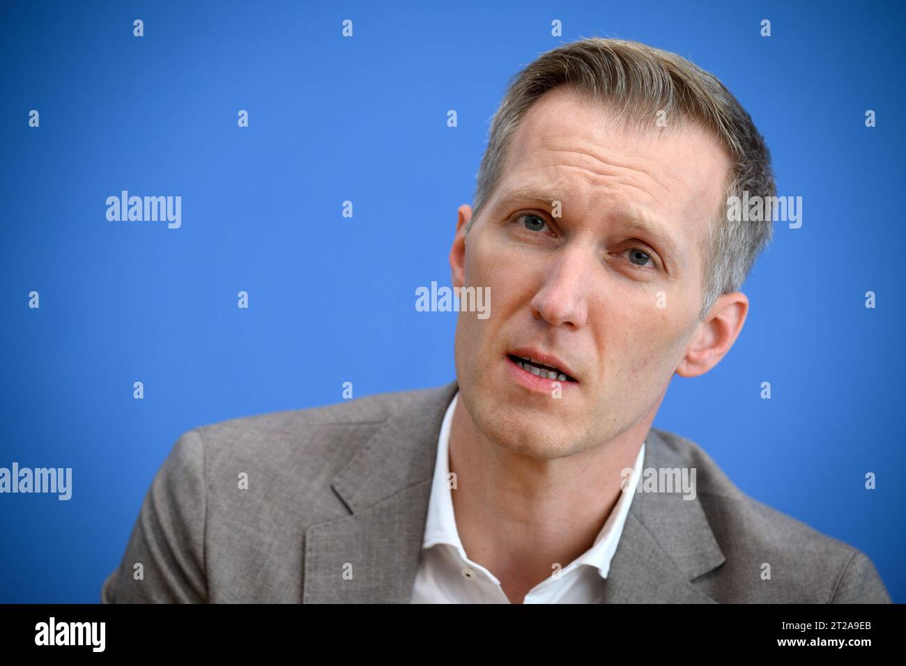 Berlino, Germania. 18 ottobre 2023. Daniel Terzenbach, Direttore regionale dell'Agenzia federale per l'occupazione, informa la conferenza stampa federale sulle misure previste per l'integrazione del mercato del lavoro. Terzenbach diventerà il rappresentante speciale del governo federale per l'integrazione del mercato del lavoro. Crediti: Bernd von Jutrczenka/dpa/Alamy Live News Foto Stock