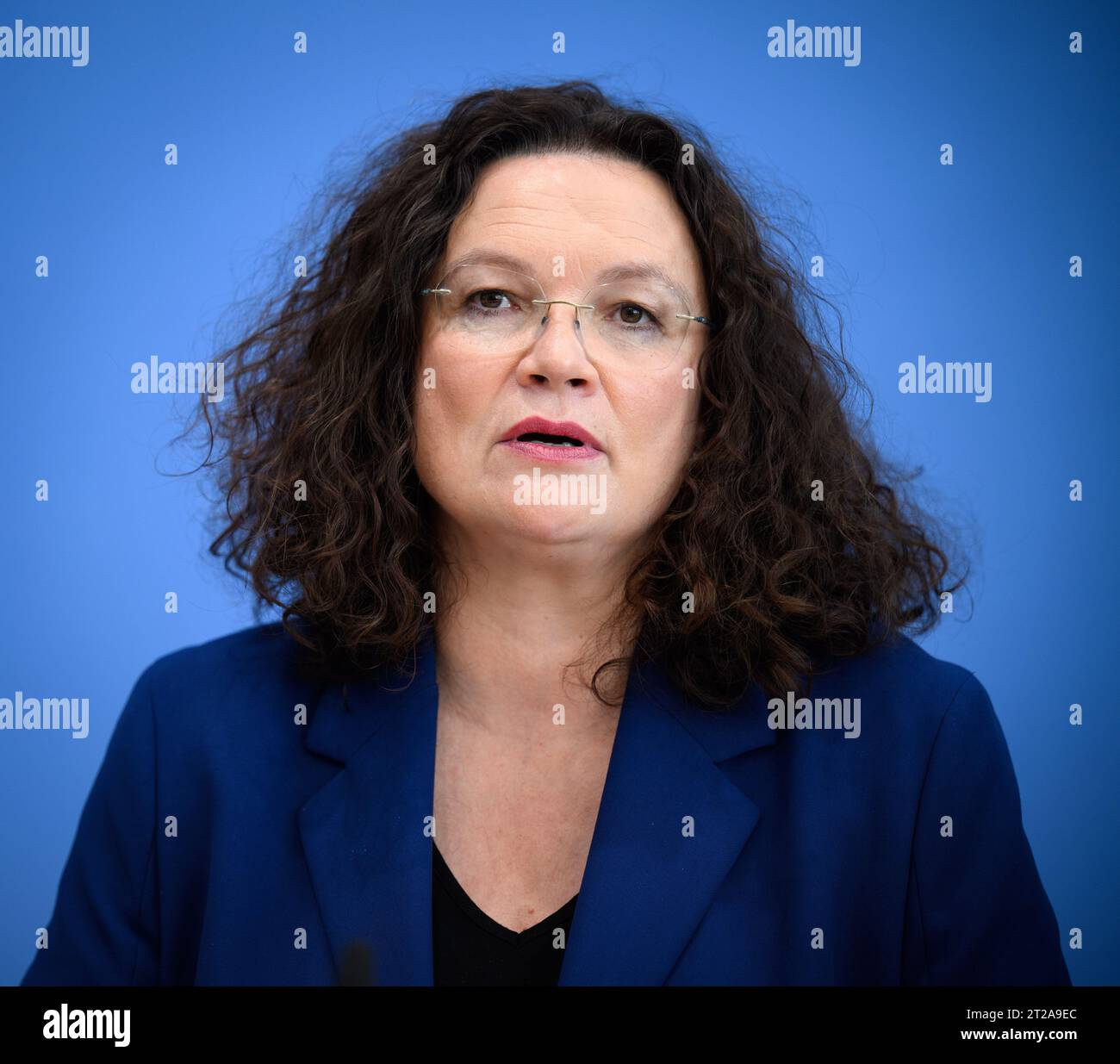 Berlino, Germania. 18 ottobre 2023. Andrea Nahles, presidente del Comitato esecutivo dell'Agenzia federale per l'occupazione, informa la conferenza stampa federale sulle misure previste per l'integrazione del mercato del lavoro. Crediti: Bernd von Jutrczenka/dpa/Alamy Live News Foto Stock