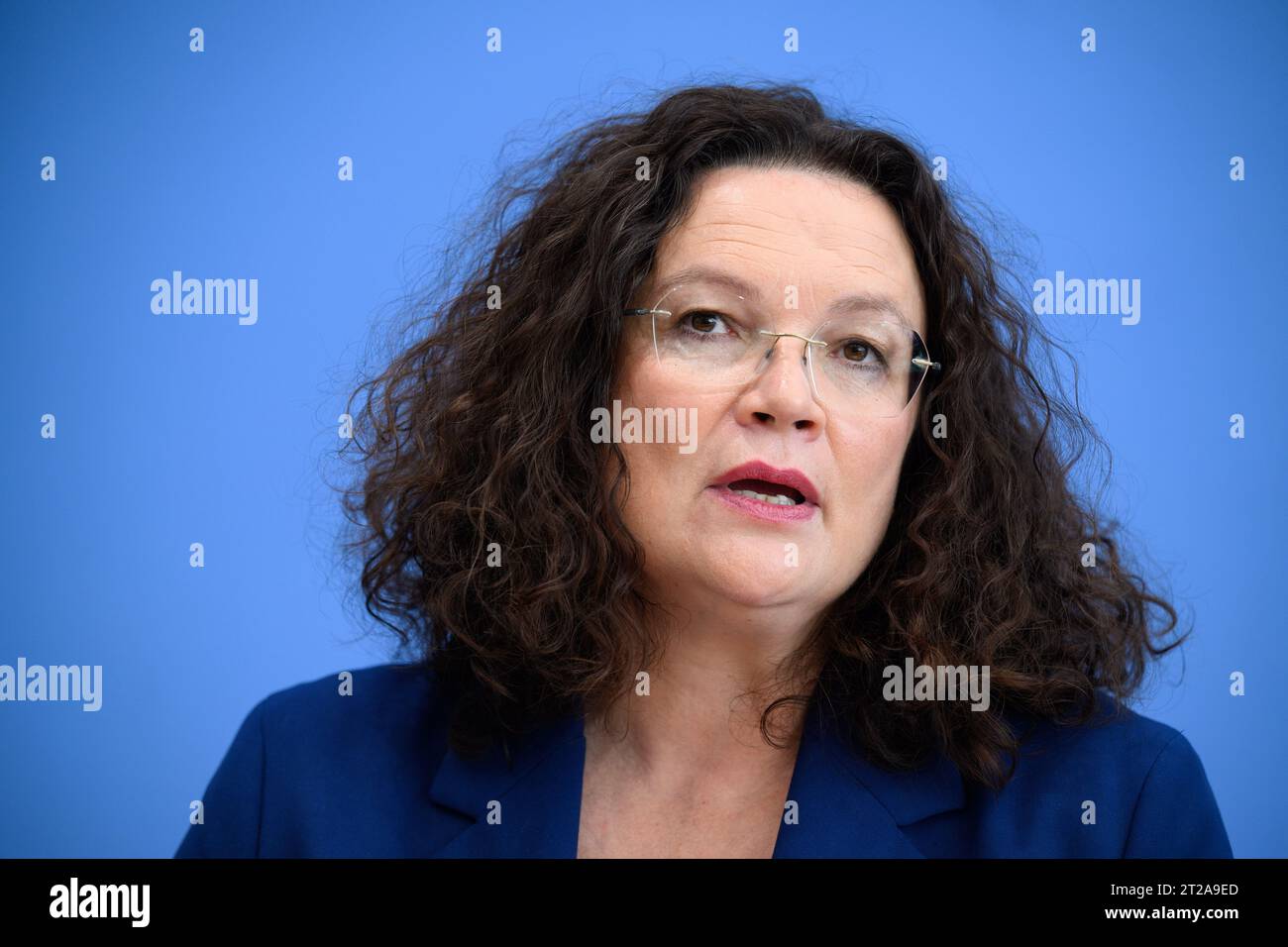 Berlino, Germania. 18 ottobre 2023. Andrea Nahles, presidente del Comitato esecutivo dell'Agenzia federale per l'occupazione, informa la conferenza stampa federale sulle misure previste per l'integrazione del mercato del lavoro. Crediti: Bernd von Jutrczenka/dpa/Alamy Live News Foto Stock