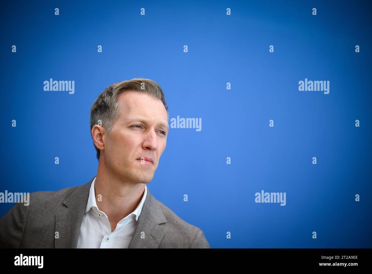 Berlino, Germania. 18 ottobre 2023. Daniel Terzenbach, Direttore regionale dell'Agenzia federale per l'occupazione, informa la conferenza stampa federale sulle misure previste per l'integrazione del mercato del lavoro. Terzenbach diventerà il rappresentante speciale del governo federale per l'integrazione del mercato del lavoro. Crediti: Bernd von Jutrczenka/dpa/Alamy Live News Foto Stock