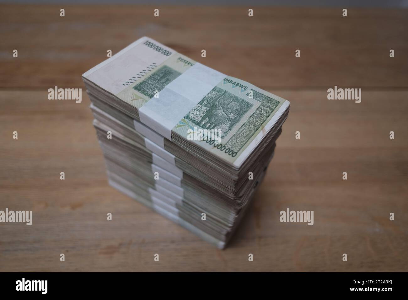 Pile di contanti - milioni, miliardi di dollari. Dollari dello Zimbabwe dopo l'iper inflazione. Ogni banconota è di un miliardo di dollari Foto Stock