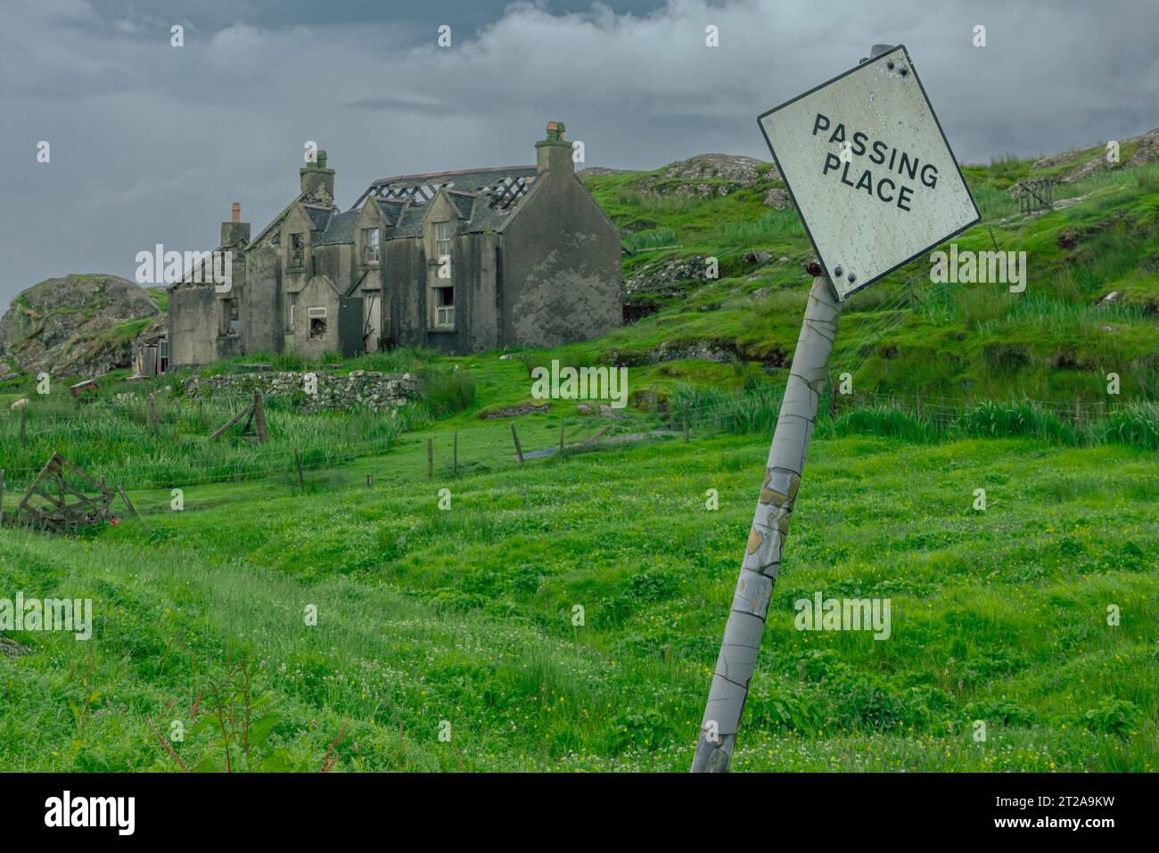 I luoghi di passaggio sono iconici sulle piccole strade a binario singolo nel sud dell'isola di Harris, in Scozia. Foto Stock