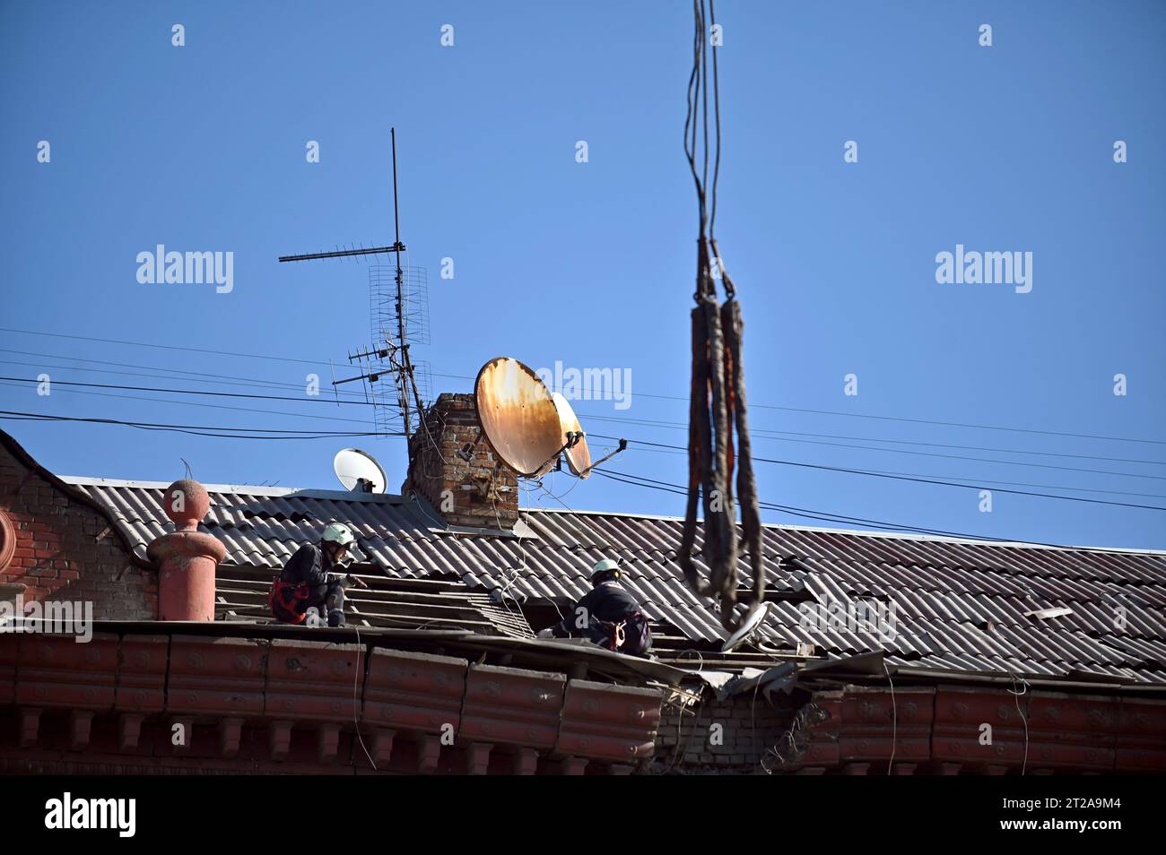 ZAPORIZHZHIA, UCRAINA - 18 OTTOBRE 2023 - i soccorritori lavorano sul tetto di un condominio colpito da un missile russo durante uno sforzo di risposta, Zapor Foto Stock