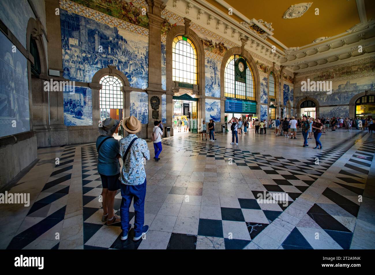 Azulejos a Estacao de Sao Bento, stazione ferroviaria, Porto, Portogallo Foto Stock