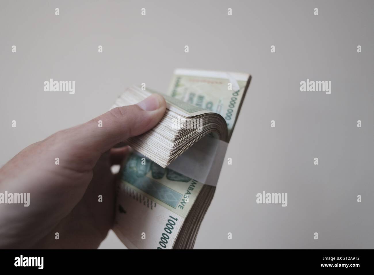 Pile di contanti - milioni, miliardi di dollari. Dollari dello Zimbabwe dopo l'iper inflazione. Ogni banconota è di un miliardo di dollari Foto Stock